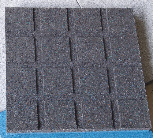 Резиновая плитка 50х50х4 см насыщенно зеленая для спортивных площадок